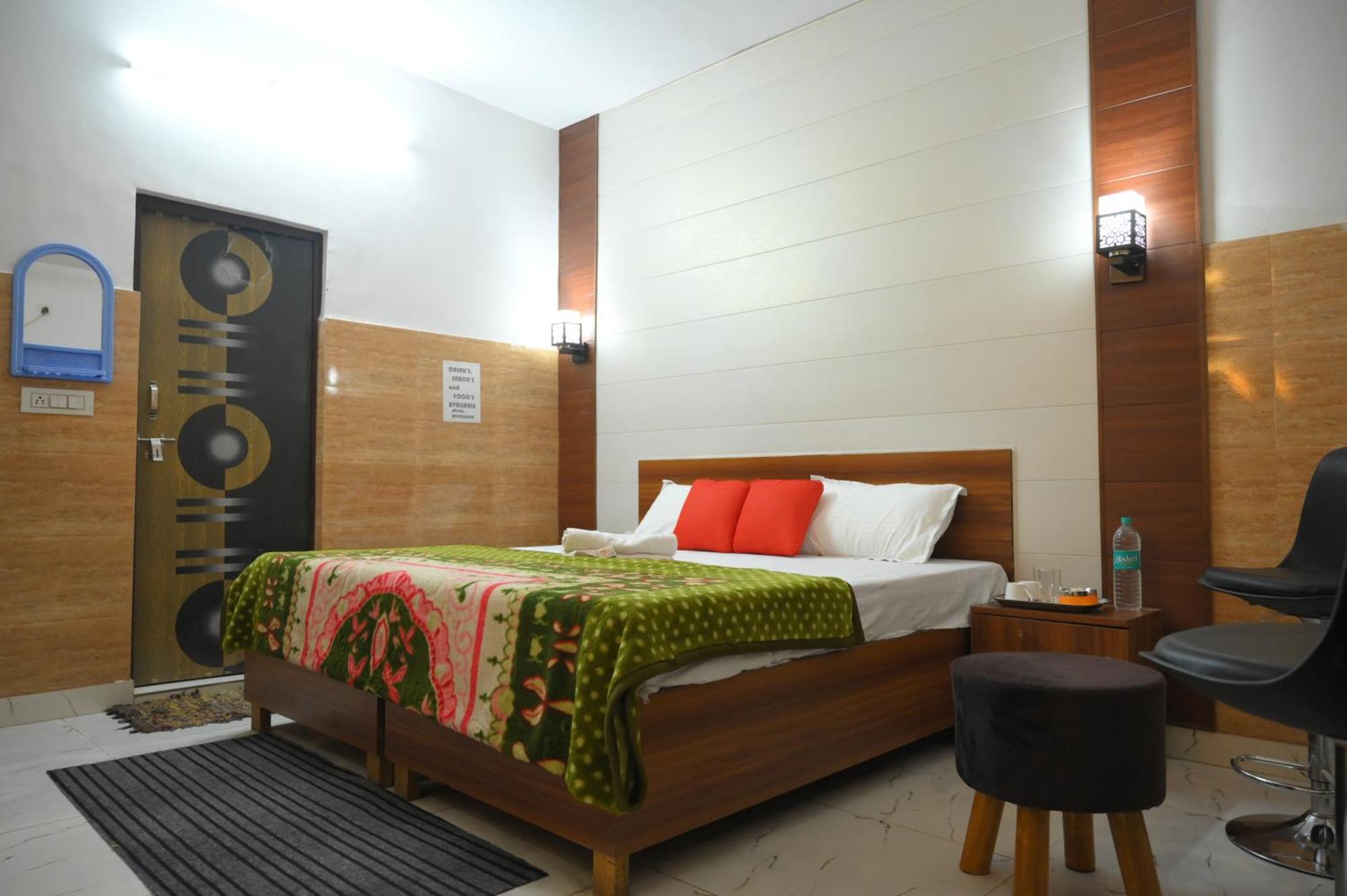 Hotel Starlight Meerut Exteriör bild