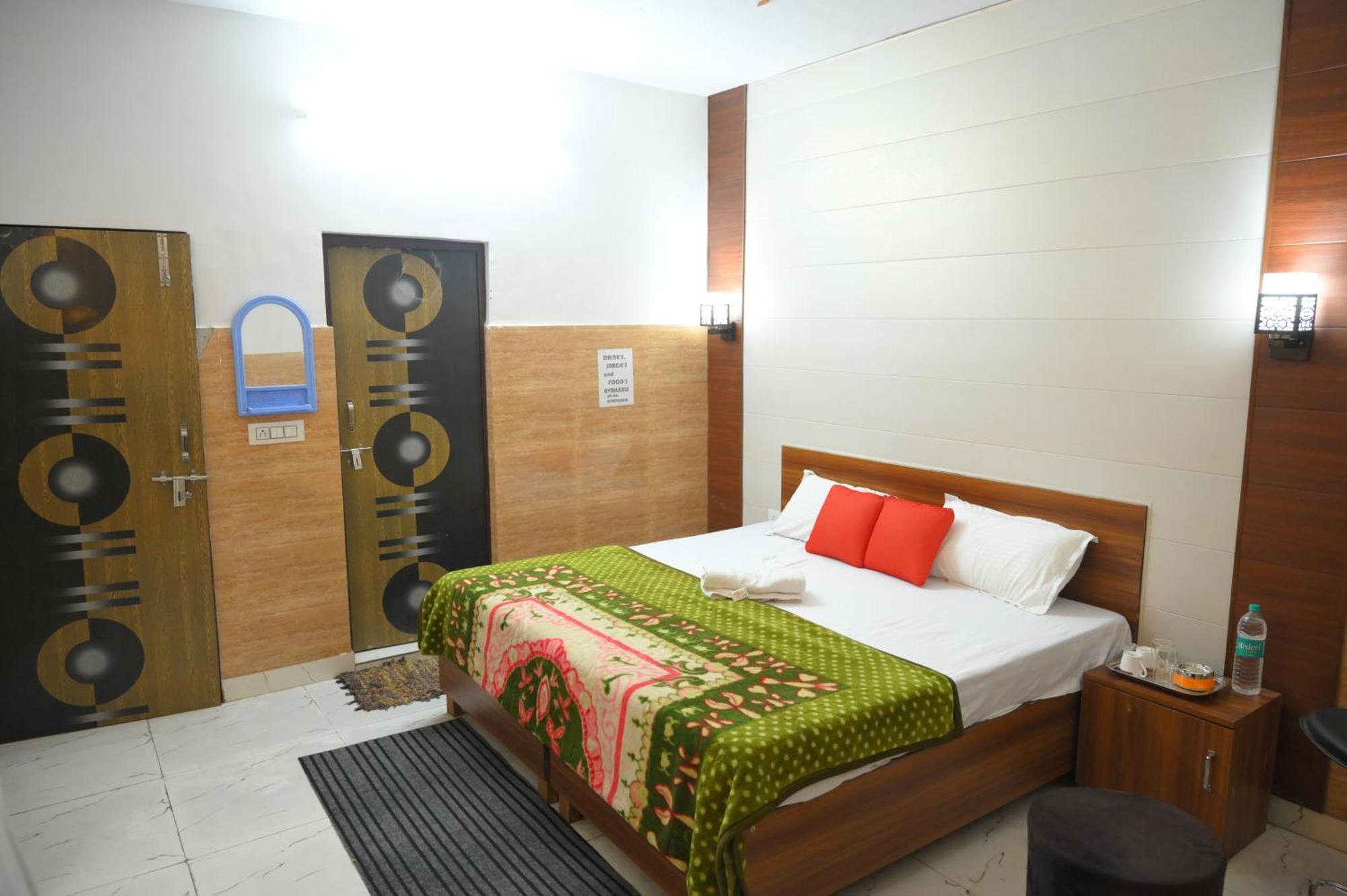 Hotel Starlight Meerut Exteriör bild