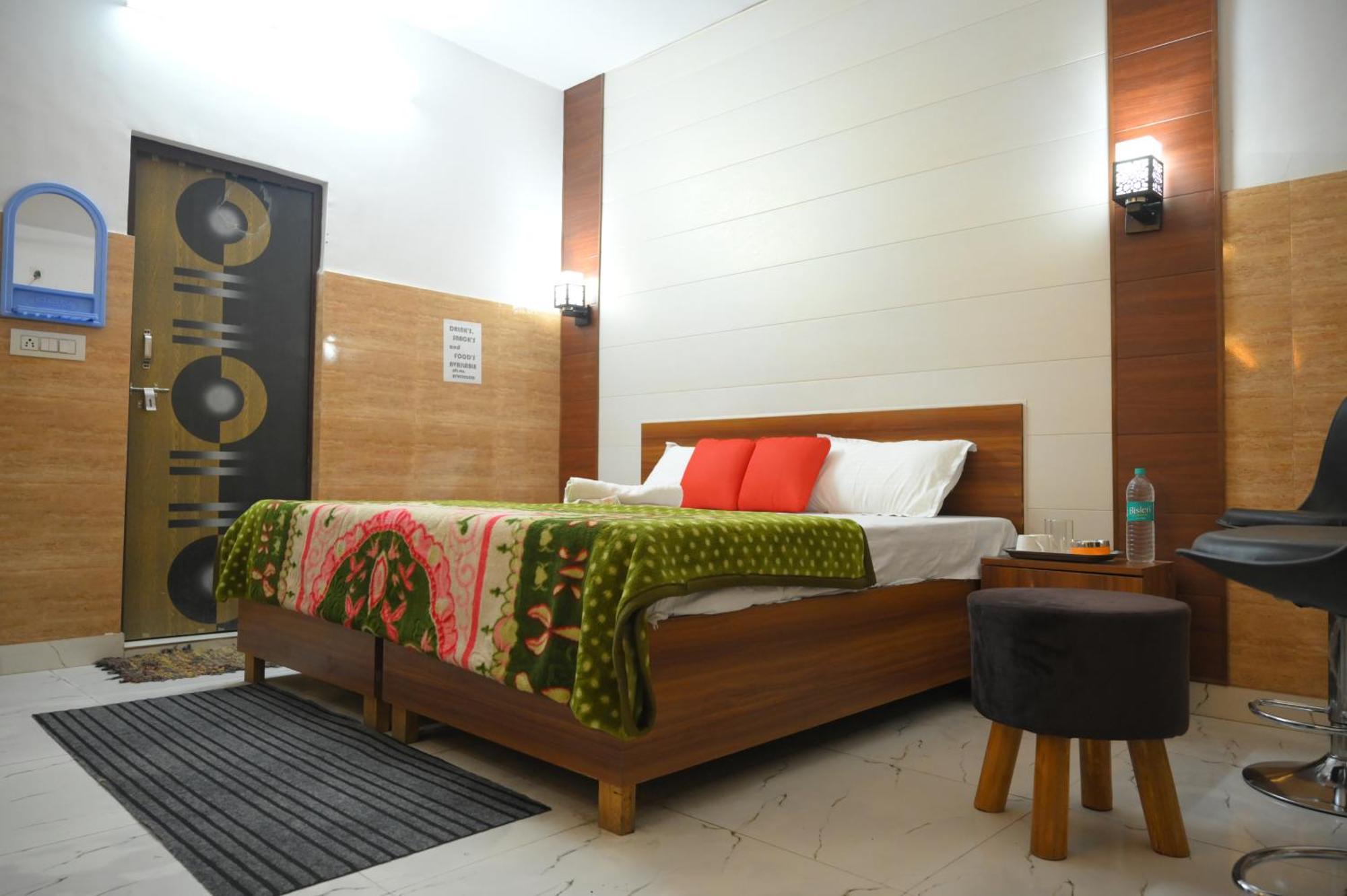 Hotel Starlight Meerut Exteriör bild