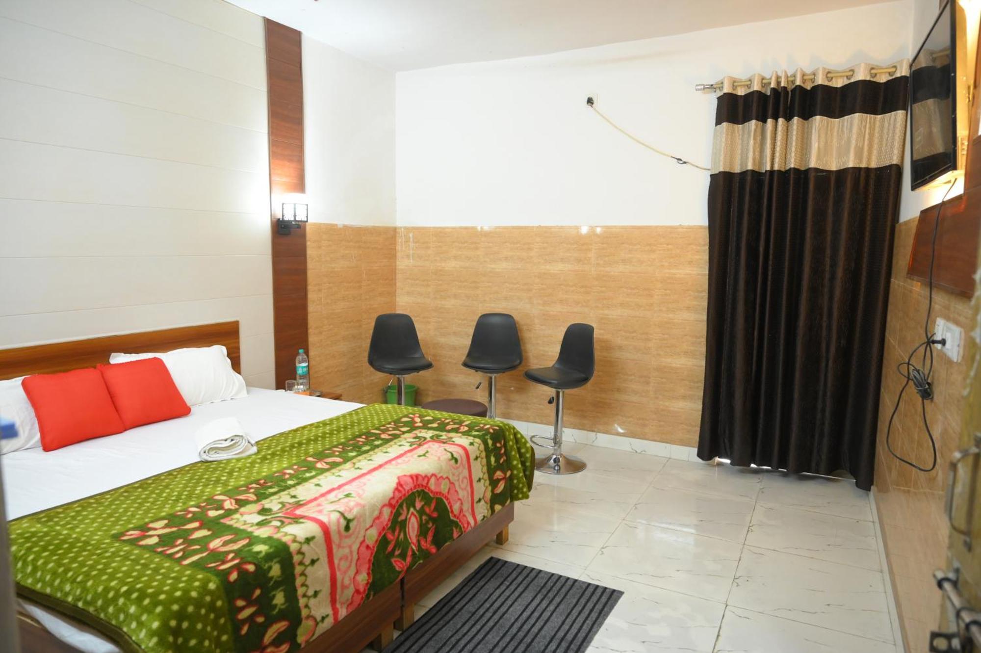 Hotel Starlight Meerut Exteriör bild